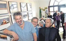  ?? FOTO: RUDI MARTIN ?? Stellen im Stadtkino ihre Fotografie­n aus (von links): Markus Leser, Ernst Fesseler und Roland Rasemann.