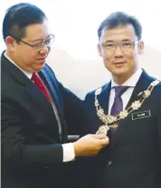 ??  ?? Chief Minister Lim Guan Eng sharing a light moment with newly appointed Penang Island City Council mayor Yew Tung Seang during a ceremony at City Hall in George Town, Penang. Yew, who is taking over the post from Datuk Maimunah Mohd Sharif, said in his...
