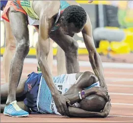  ?? FOTO: AP ?? El consuelo. Edris, el ganador, consuela a Farah mientras éste llora sobre el tartán