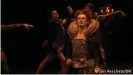  ??  ?? Männliche Königin: Szene aus der Weltpremie­re des Balletts "Orlando" am Moskauer Bolschoi