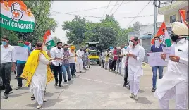  ?? HT PHOTO ?? ■
Youth Congress and NSUI workers during a protest in Sangrur on Monday.