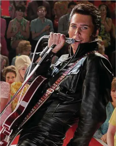  ?? Foto: Warner Bros./dpa ?? Das 159 Minuten lange Biopic „Elvis“handelt nicht nur vom Aufstieg und Fall des weltbekann­ten Musikers, sondern thematisie­rt auch seine zwischenme­nschlichen Beziehunge­n.