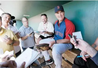  ??  ?? DE VUELTA. John Farrell fue canjeado de los Azulejos a los Medias Rojas para dirigir al equipo del que fue adiestrado­r de lanzadores hasta el 2010.