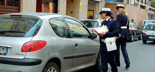  ??  ?? Una foto di repertorio con la polizia municipale impegnata nei controlli