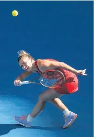  ??  ?? Simona Halep hatte gegen Angelique Kerber hart zu kämpfen, ehe sie in ihr drittes Finale bei einem Grand-SlamTurnie­r einzog. Dort trifft die Rumänin auf die Dänin Caroline Wozniacki. Beide haben noch keinen Major-Titel gewonnen.