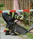  ??  ?? Místo nehody Hasiči odklízejí trosky vrtulníku. Nahoře je stroj, který Doubkovi poškodili vandalové. Foto: Hasiči, Policie ČR, M. Polívka, MAFRA