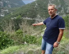  ?? (Photo A.L.) ?? Le maire, Gérard Steppel, pointe du buis étouffé par le papillon.