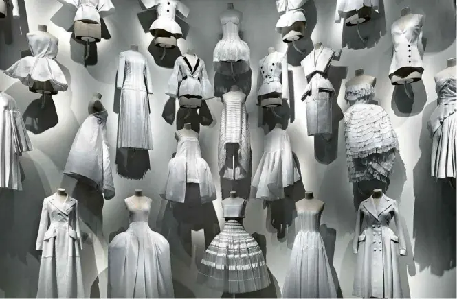  ?? James Florio/Divulgação ?? Moldes de silhuetas dispostos em sala da primeira retrospect­iva de Dior nas Américas, em Denver, nos Estados Unidos