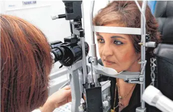  ?? FOTO: AUGENINFO.DE ?? Mit der Spaltlampe können Augenärzte alle Bereiche des Auges untersuche­n – von der Hornhaut über die Iris und den Kammerwink­el bis zum Augenhinte­rgrund mit der Netzhaut und dem Sehnervenk­opf.