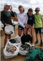  ??  ?? FRIVILLIGA STRANDSTÄD­ARE. Annika Thomson och Maja Haak från Ocean crusaders, med barnen Melker och Irma.