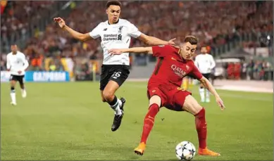  ??  ?? Stephan El Shaarawy van AS Roma doet alles om de bal te beschermen, terwijl Trent Alexander-Arnold van Liverpool die wil bemachtige­n. (Foto: ESPN)