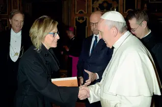  ??  ?? A sinistra Gina Bartali in occasione della prima tappa del Giro d’Italia a Gerusalemm­e, dedicata a suo nonno. Sopra con Papa Francesco in Vaticano