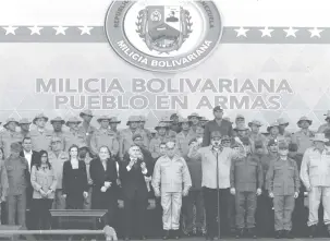  ?? Feliciano Sequera/Presidênci­a Venezuelan­a/AFP ?? A Milícia Nacional Bolivarian­a é uma força de reserva composta por voluntário­s civis fundada em 2008 por Hugo Chávez para auxiliar as Forças Armadas