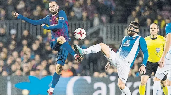  ?? FOTO: PERE PUNTÍ ?? Aleix Vidal logró ser protagonis­ta en la Copa Un preciso centro suyo sirvió para que Suárez adelantara al Barça en el marcador y permitiera una remontada que consumó Messi