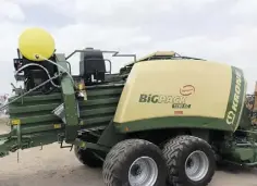  ??  ?? OPTIONS: The applicatio­n system includes a either a 400, 420 or 435 litre tank, depending on baler brand, that is mounted on the back of the baler and filled from ground level