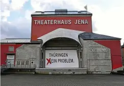  ?? FOTO: THORSTEN BÜKER ?? Das Theaterhau­s Jena im Februar 2020: Im September 1997 hatten Kinder auf dem Vorplatz eine Bombenattr­appe entdeckt.