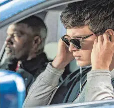  ?? FOTO: SONY ?? Baby (Ansel Elgort, rechts) dient als Fahrer und Handlanger für Bats (Jamie Foxx) bei dem einen, letzten großen Coup – der natürlich nur schiefgehe­n kann.