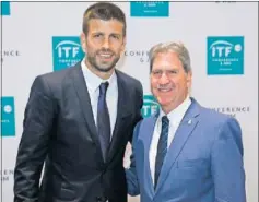  ??  ?? FELICES. Gerard Piqué y David Haggerty posan sonrientes.