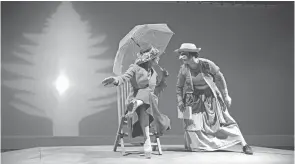  ??  ?? Scènes de la nouvelle pièce « Les pions » de Mohamed Mokhtar Louzir, présentée en première vendredi dernier sur la scène du Théâtre de la Ville de Tunis.