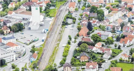  ?? FOTO: ALBERT DRESCHER ?? Es steht fest: Mit einer Brücke werden der westliche und der östliche Stadtteil Bad Saulgaus miteinande­r verbunden. Der Gemeindera­t beschließt den Bau der Brücke, an deren Kosten sich die Deutsche Bahn, der Bund und die Stadt beteiligen.