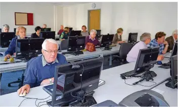  ?? FOTO: CARMEN JASPERSEN/DPA ?? Wie hier an der Volkshochs­chule gibt es deutschlan­dweit zahlreiche Computerku­rse, die sich gezielt an Senioren richten. Für viele Teilnehmer hat das auch eine soziale Komponente.