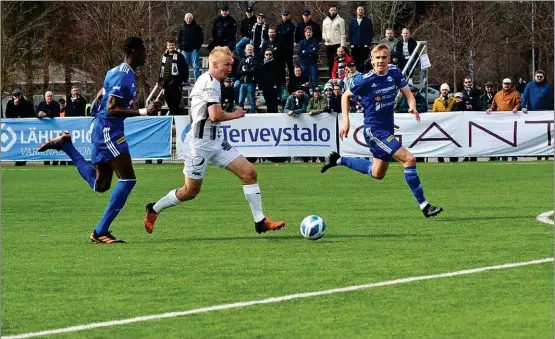  ?? MATS LUNDBERG ?? MÅLSPRUTA. Simo Roiha stod för sin sjätte balja i årets serie då han snyggt satte 1–0 mot MP.