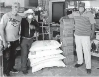 ?? /FCO. JAVIER SOLIS ?? Panificado­ra Durango se ha dedicado a repartir apoyos alimentari­os.