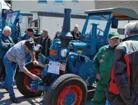  ??  ?? Penibel poliert strahlen die alten Bulldogs um die Wette. Um 10.30 Uhr beginnt die große Oldtimerau­sstellung in der Ortsmitte. Die gemeinsa me Rundfahrt durch Au um 15 Uhr bildet den Abschluss der Schau.