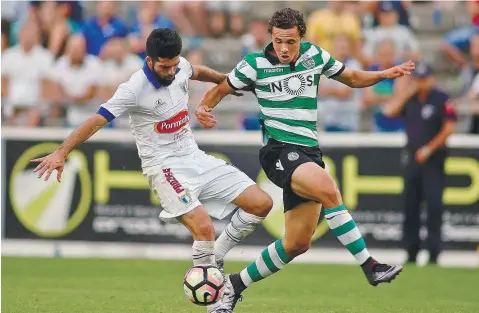  ??  ?? Num choque de Marques, Daniel (Famalicão) e Pedro (Sporting B) foram rostos do empenho dos coletivos