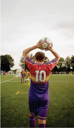  ?? Foto: facebook.com/claptonfc ?? Das lila-rot-gelbe Trikot mit dem winzigen »No pasarán«-Aufdruck im Nacken trug der CCFC erst ein Mal. Das Spiel wurde gewonnen.