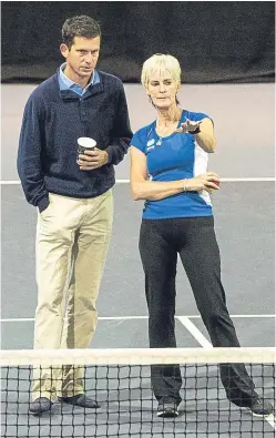  ??  ?? Tim Henman, left, speaks to Judy Murray prior to last year’s Brodies Tennis Invitation­al.