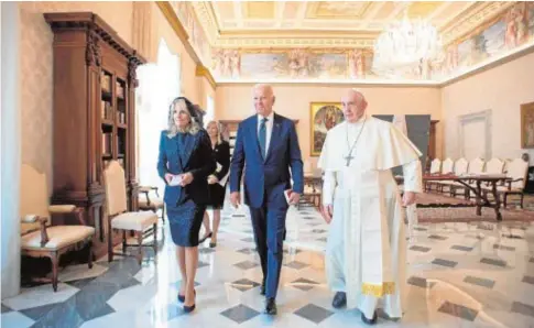  ?? // EFE ?? Jill y Joe Biden con el Papa Francisco, ayer en un encuentro de plena sintonía en el Vaticano