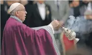  ??  ?? El papa Francisco ofrece una misa en el Vaticano, el pasado viernes