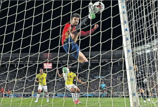  ??  ?? LO INTENTÓ. Piqué se estiró, pero no logró salvar el gol de Cardona, que significó el empate de la selección colombiana.