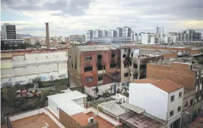  ?? Foto: David Zorrakino/dpa ?? Jetzt noch trister: Blick auf die Fabrikhall­e in Badalona nach dem Brand.