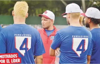  ?? Suministra­da ?? Yadier Molina conversó con sus jugadores durante una sesión de práctica ayer en Colombia de cara al debut en el Mundial hoy ante República Dominicana.