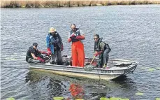  ?? FOTO: DR. MANUEL KONRAD ?? Elektrobef­ischung am Federsee: Hier wird ein Spannungsf­eld erzeugt, wodurch Fische kurzzeitig wie hypnotisie­rt zur Spannungsq­uelle schwimmen. Nach Dokumentat­ion von Art und Länge darf der Fisch wieder zurück ins Wasser.