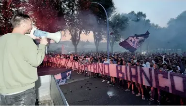  ??  ?? Il libro
● Qui accanto la manifestaz­ione degli ultras del Brescia, ibnscenata per chiedere al bomber Andrea Caracciolo di rimanere al Brescia (Foto LaPresse). Il libro di Pierluigi Spagnolo «I ribelli degli stadi. Una storia del movimento ultras...