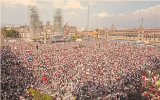  ?? ?? Los simpatizan­tes llegaron desde temprano al Zócalo donde esperaron el arribo de AMLO y su discurso del 4° aniversari­o.