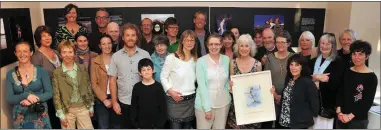  ??  ?? Members of the arts community in West Kerry gather to make a presentati­on Eibhlín de Paor who recently transferre­d from her job as Ealaíonn na Gaeltachta Arts Facilitato­r for Munster to a new role in education and training with Údarás na Gaeltachta.