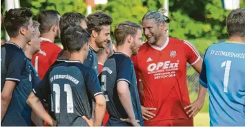  ?? Foto: Oliver Reiser ?? Wiedersehe­n macht Freude. Vor dem Anpfiff scherzten Marco Spengler, der elf Jahre für die SpVgg Westheim gespielt hat, noch mit seinem Ex‰Sturmpartn­er Benjamin Walter. Am Ende jubelte der SV Ottmarshau­sen.