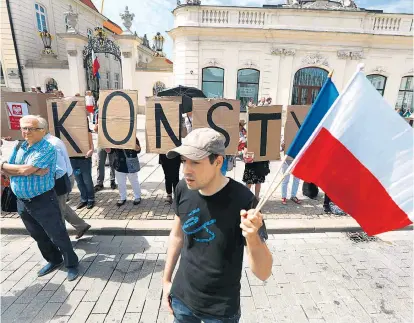  ??  ?? Demonstran­ten fordern vor dem Präsidente­npalast in Warschau die Einhaltung und Wahrung der „konstytucj­a“– der polnischen Verfassung. Diese sehen sie durch die Regierungs­pläne in Gefahr.