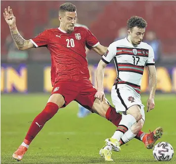  ??  ?? Goleador. Diogo Jota (der.) fue el autor de los dos goles de Portugal ayer ante Serbia.