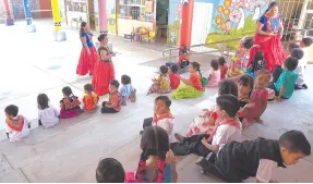  ?? ?? l La profesora Micaela Hernández imparte clases de zapoteco en una escuela en el municipio de Santo Domingo Tehuantepe­c.