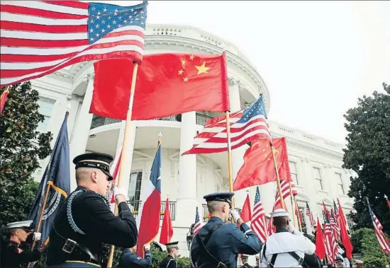  ?? ANDREW HARNIK / AP ?? Desfile de banderas ante la Casa Blanca el 25 de septiembre del 2015 con motivo del encuentro entre Barack Obama y Xi Jinping