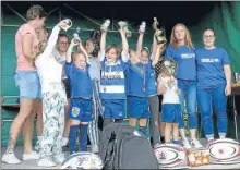  ??  ?? L’école de rugby de la Lomagne qui a le plus de filles licenciées (14) trophée offert par Intermarch­é Beaumont