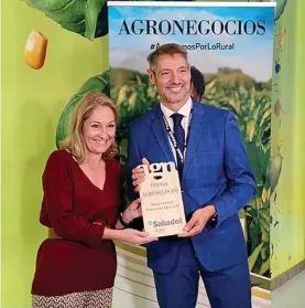  ?? ?? José Antonio Morante, director de Negocio Agrario del Sabadell con el premio