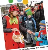  ??  ?? Straßenran­d am freuten sich
Die Kinder Süßigkeite­n. und teilten Bonbons vor allem