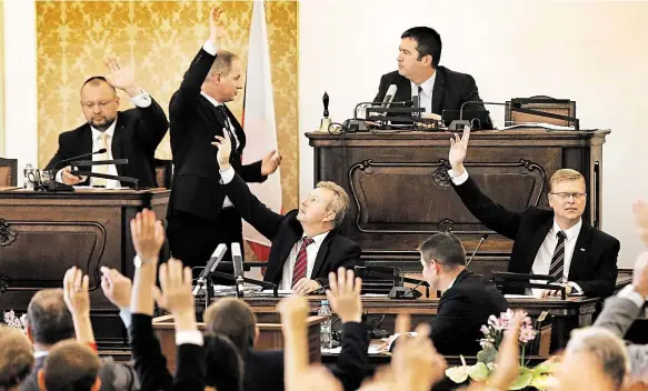  ??  ?? Poslední schůze Poslanci se sešli v náhradních prostorách, jejich jednací sál se nyní rekonstruu­je. Důvodem bylo memorandum o spolupráci s těžaři podepsané ministrem Jiřím Havlíčkem (dole). 2x foto: Michal Šula, MAFRA