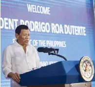  ??  ?? President Duterte extends his congratula­tions to the Marco Polo Davao team for its 20th anniversar­y